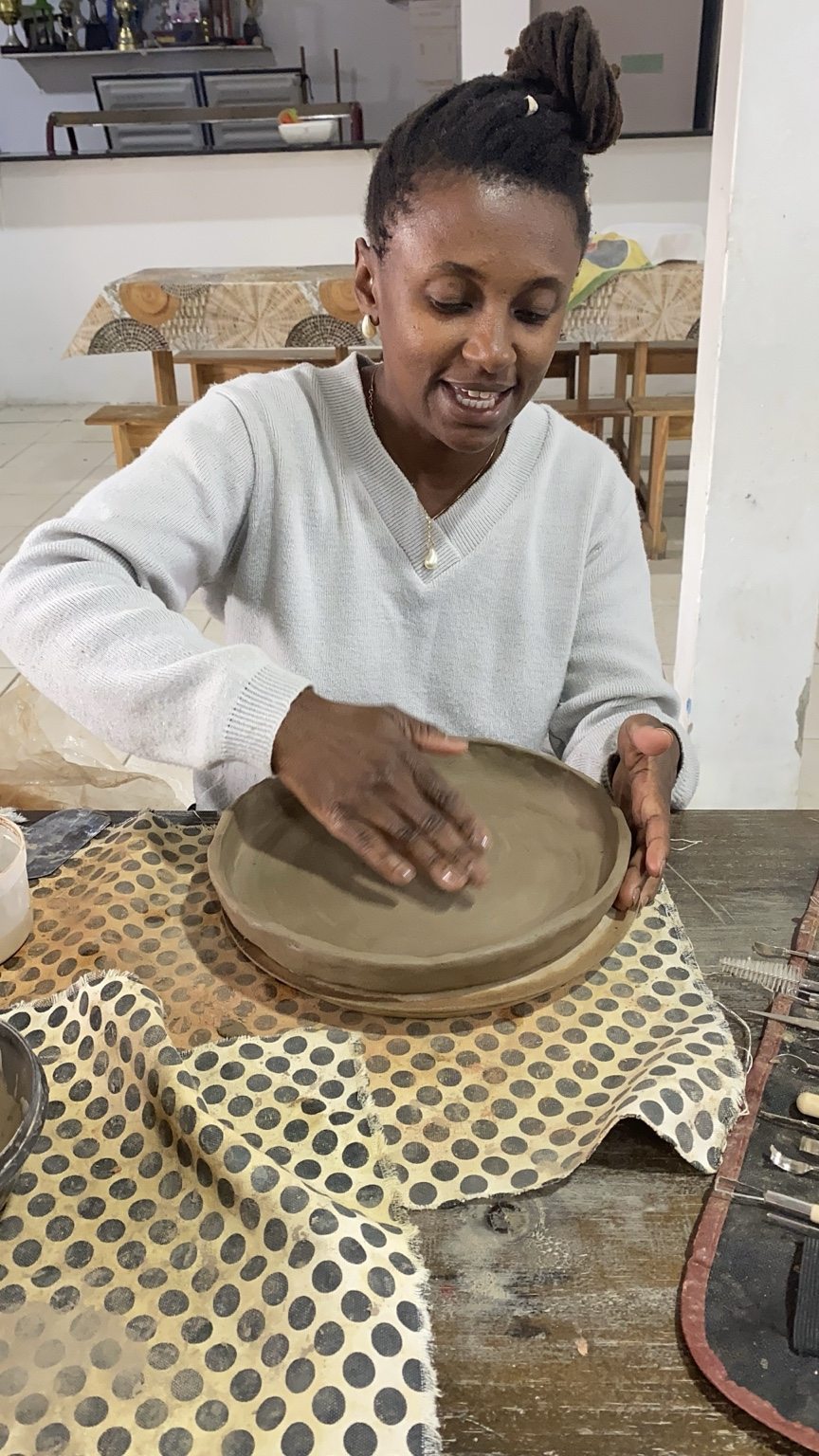 Participante trabalhando uma peça de cerâmica