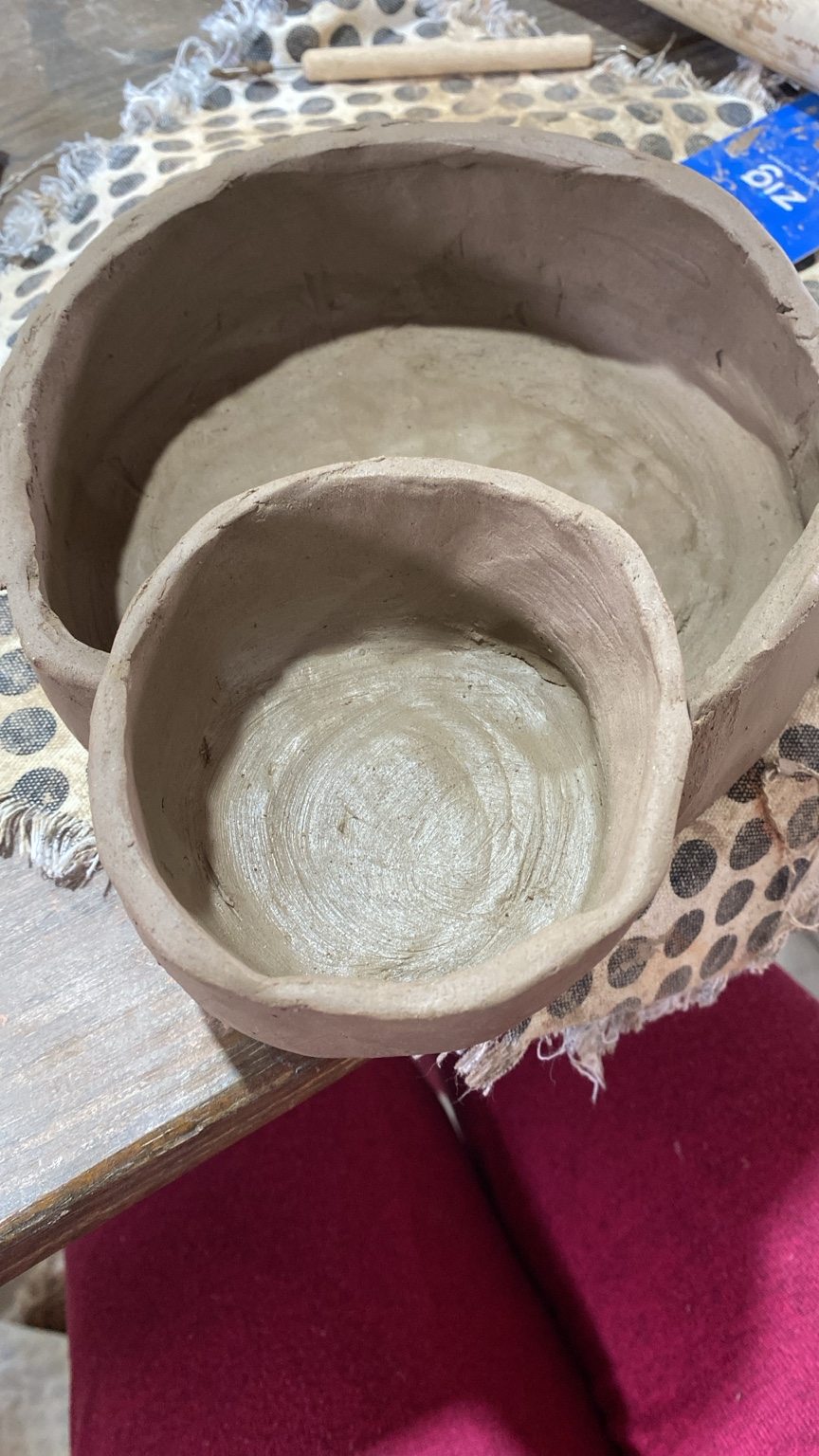 Peças modeladas em barro antes da queima